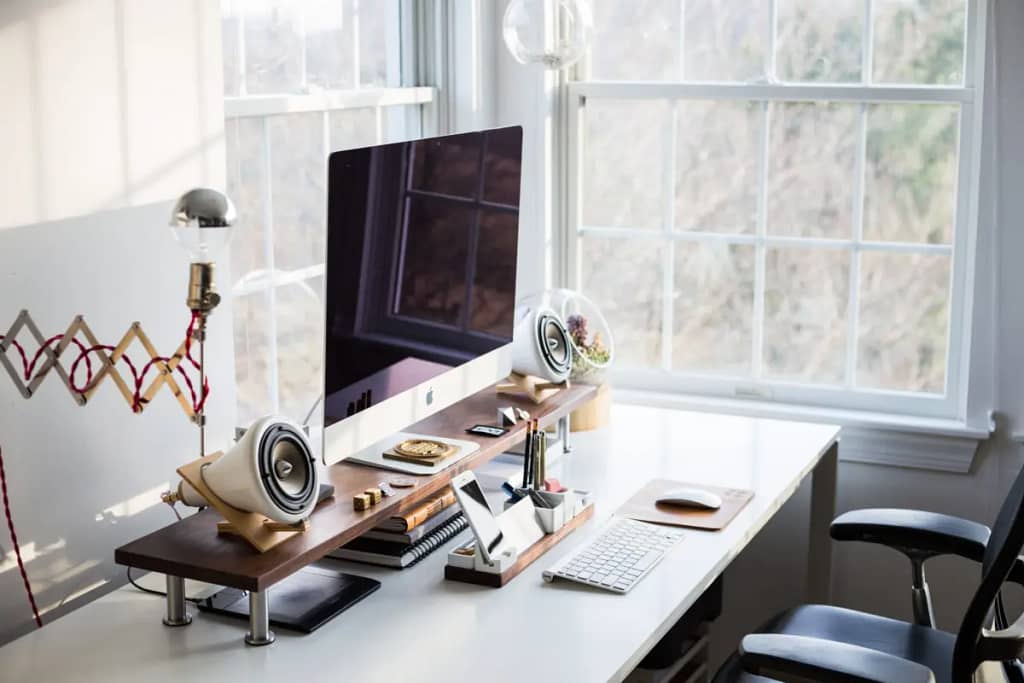 iMac steht auf dem Schreibtisch