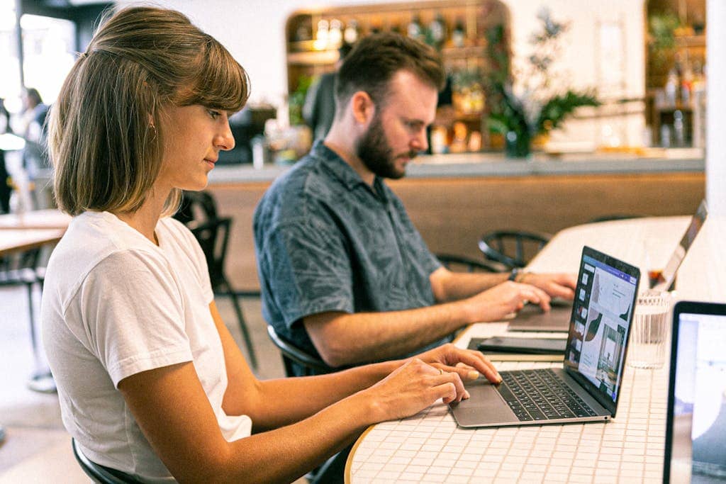 Bild mit Frau die vor einem Laptop sitzt